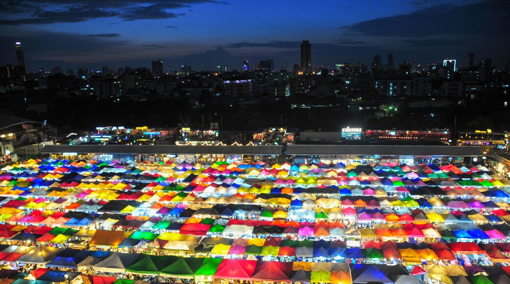 バンコクのカラフルな夜市 Night view of colorful night market in Bangkok