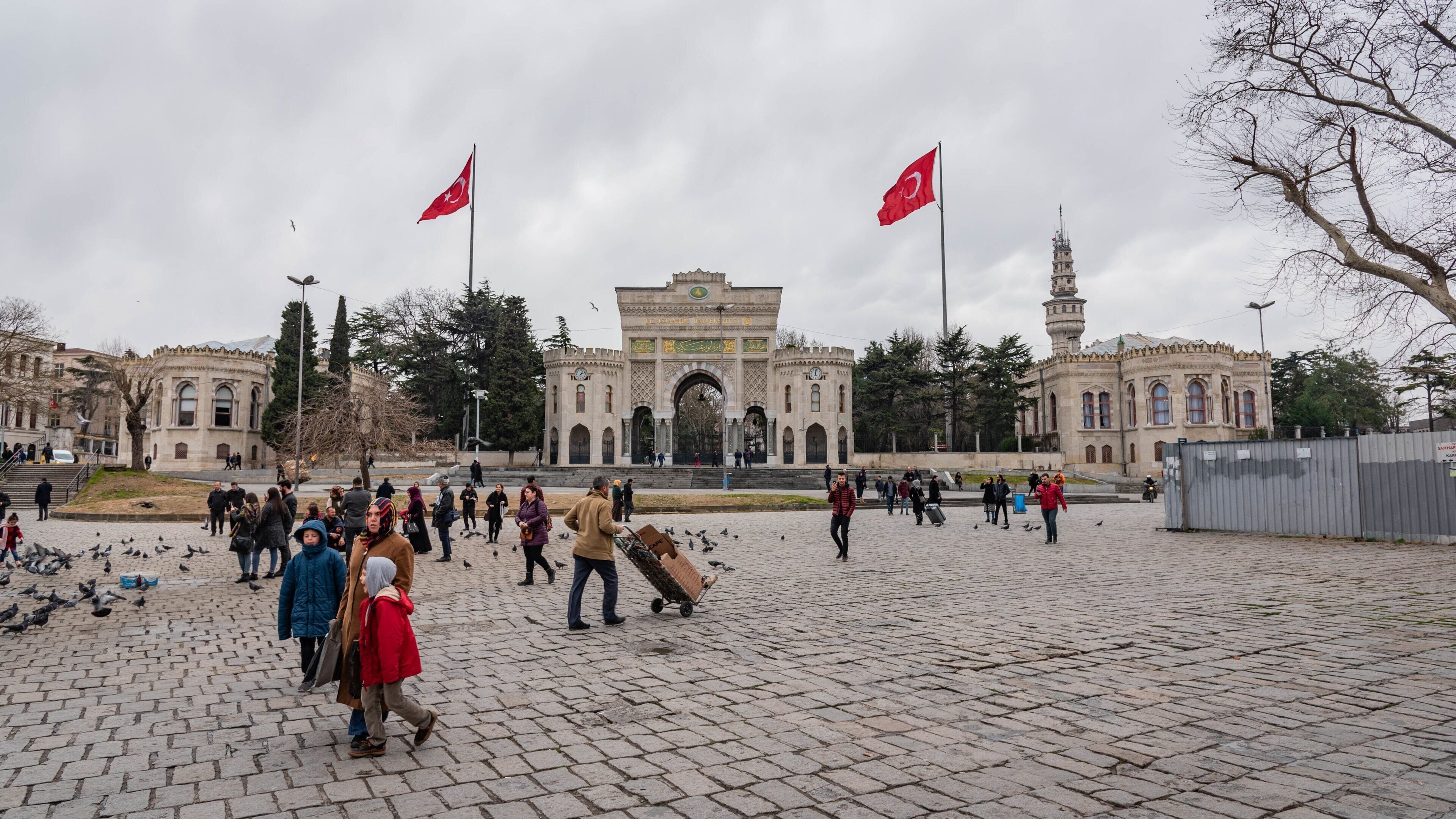 Beyazit Square showing heritage elements, street scenes and a square or plaza