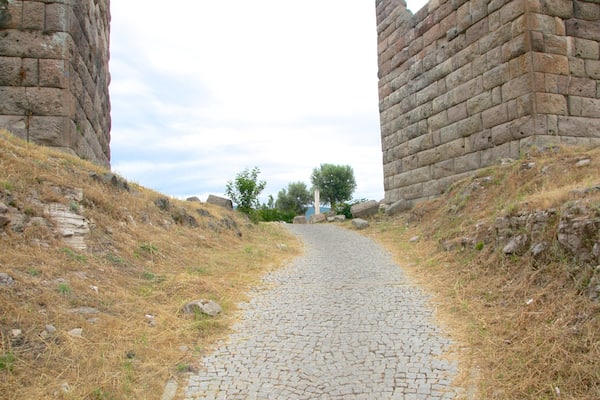 Puerta de Myndos ofreciendo ruinas de edificios