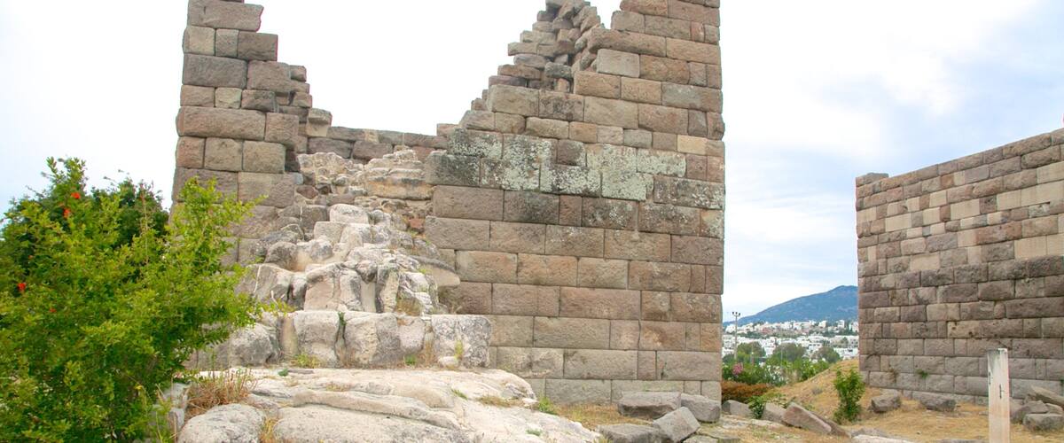 Myndos port som inkluderar en ruin