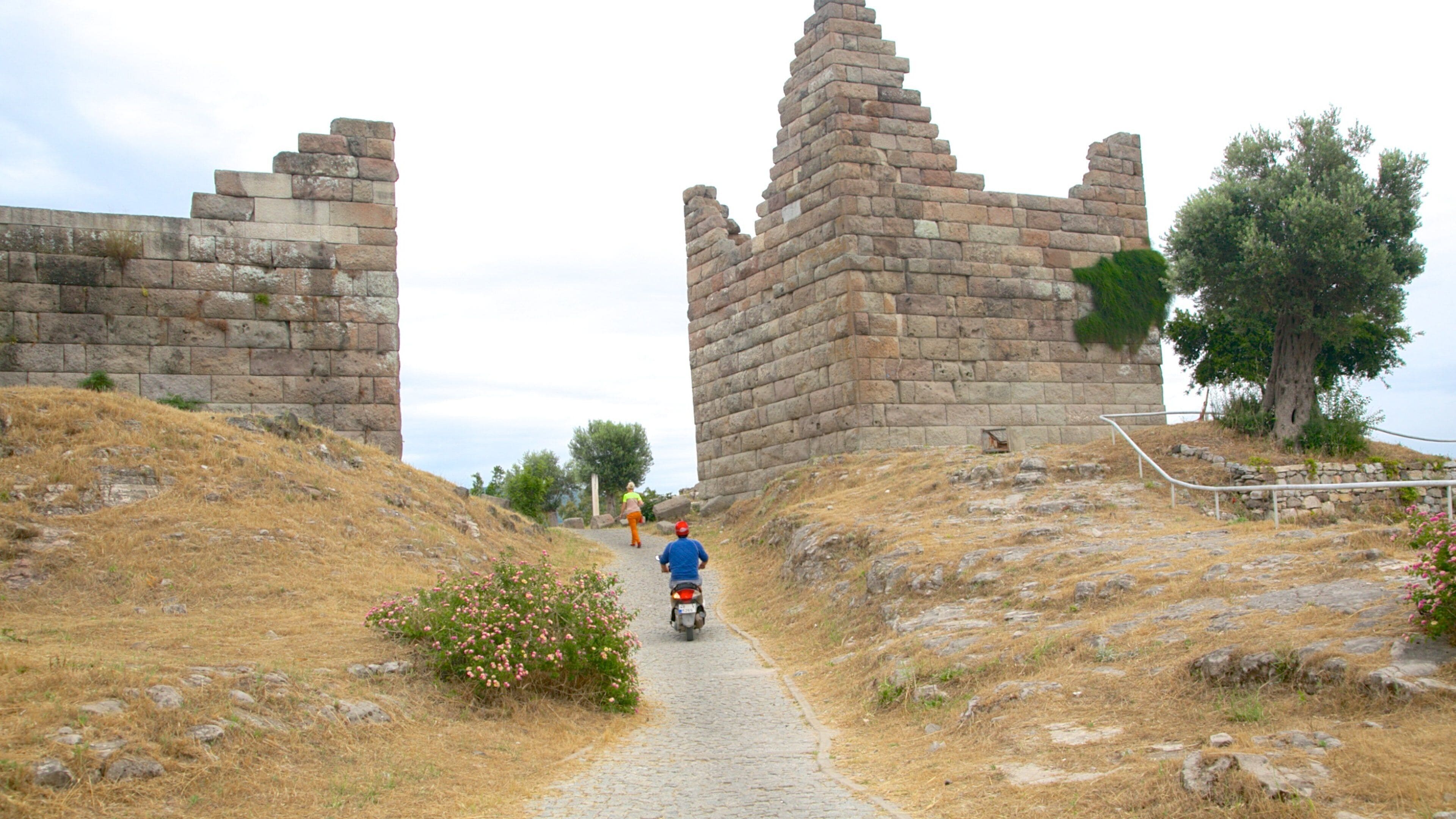 Puerta de Myndos mostrando ruinas de edificios