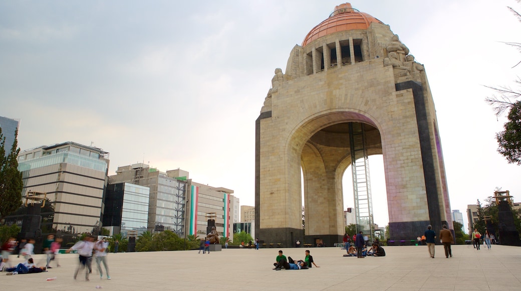 Monument to the Revolution 其中包括 古蹟, 廣場 和 傳統元素