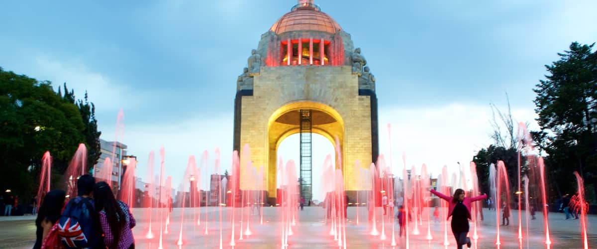 Revolutionsdenkmal welches beinhaltet Monument, Springbrunnen und Platz oder Plaza