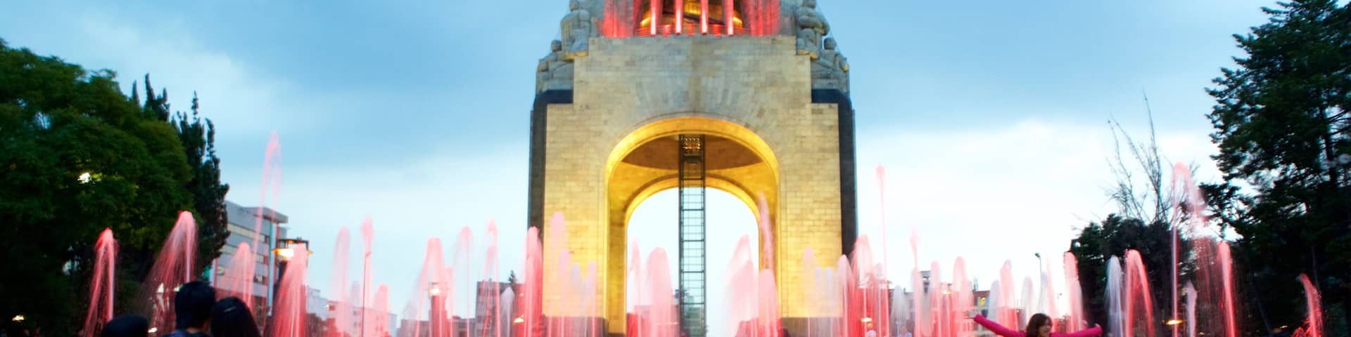 革命記念塔 表示 噴水, 夜景 と 広場