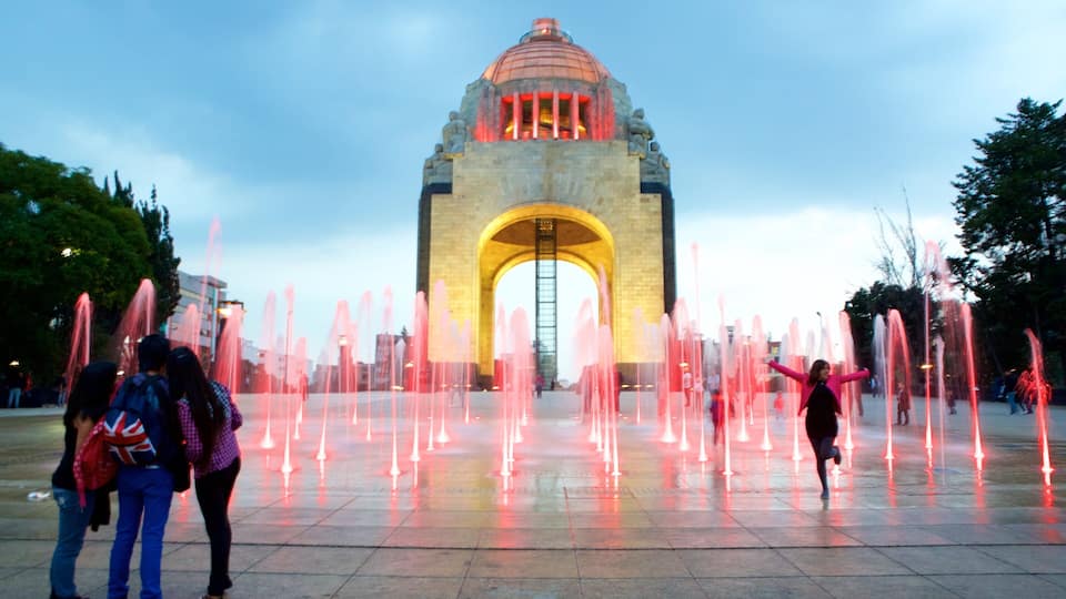 Monumento à Revolução que inclui cenas noturnas, uma praça ou plaza e uma fonte