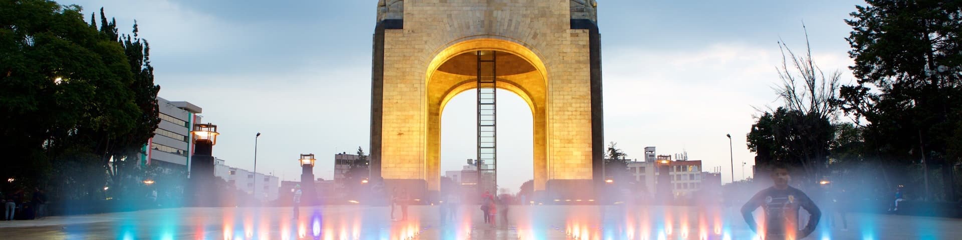革命記念塔 どの含み 遺跡・遺産, 噴水 と 夜景