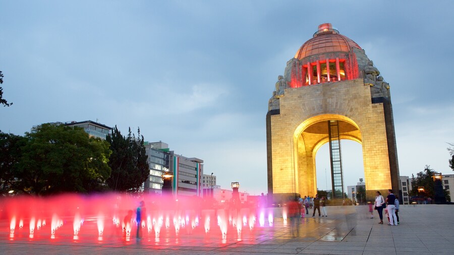 Monumento a la Revolución ofreciendo una fuente, escenas de noche y una plaza