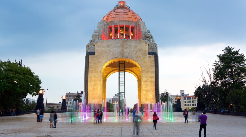 Revolusjonsmonumentet som inkluderer fjell i tillegg til en liten gruppe med mennesker