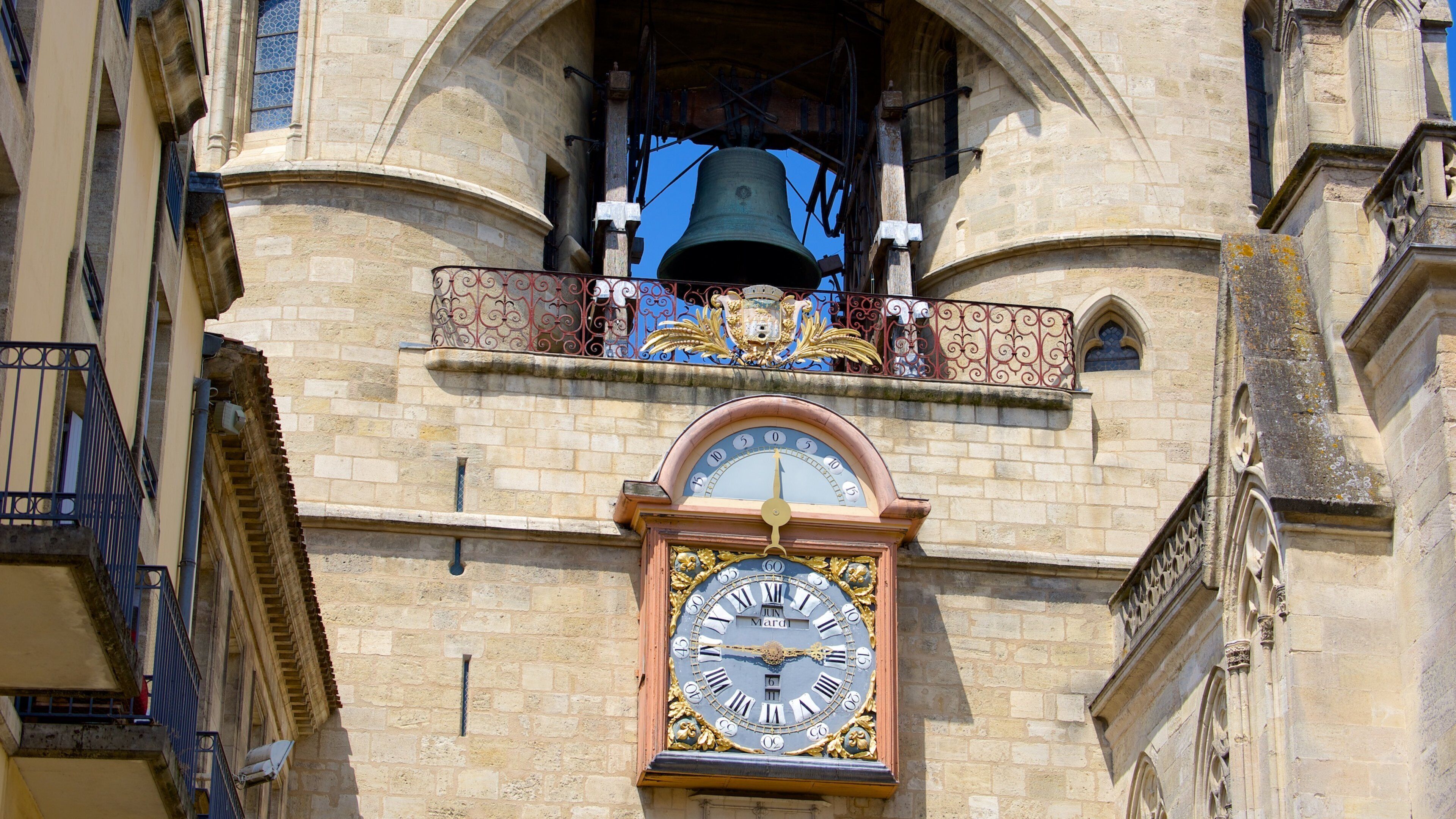 Grosse Cloche ofreciendo elementos patrimoniales y un monumento