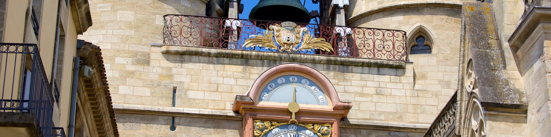 Grosse Cloche featuring a monument and heritage elements