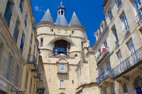 Grosse Cloche showing heritage elements and a monument