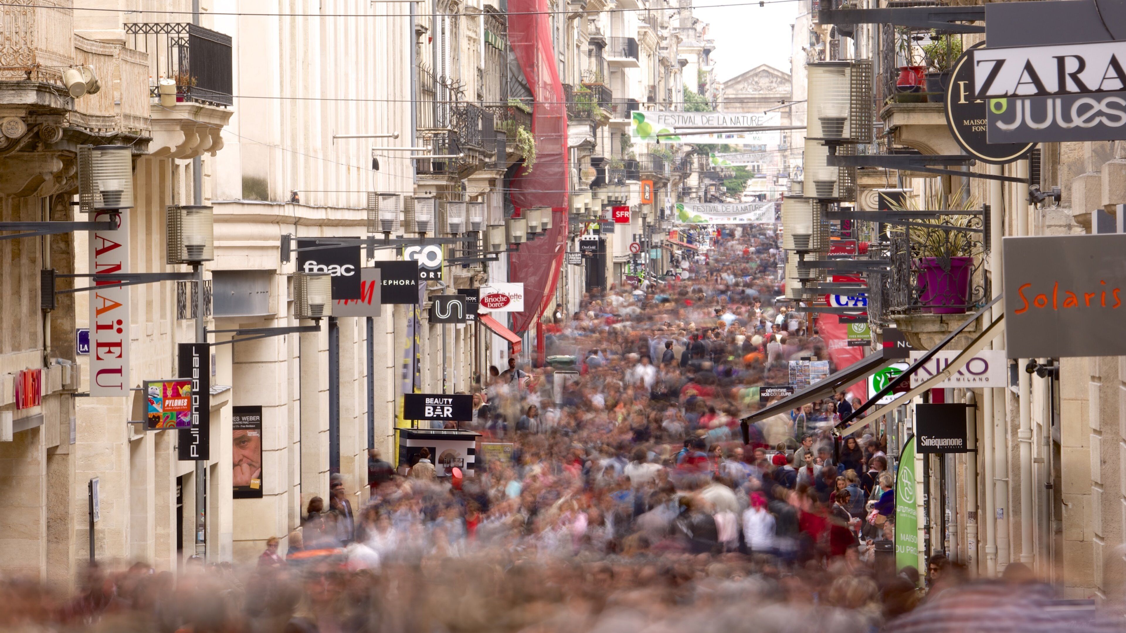 Bordeaux mostrando strade e città cosi come un grande gruppo di persone