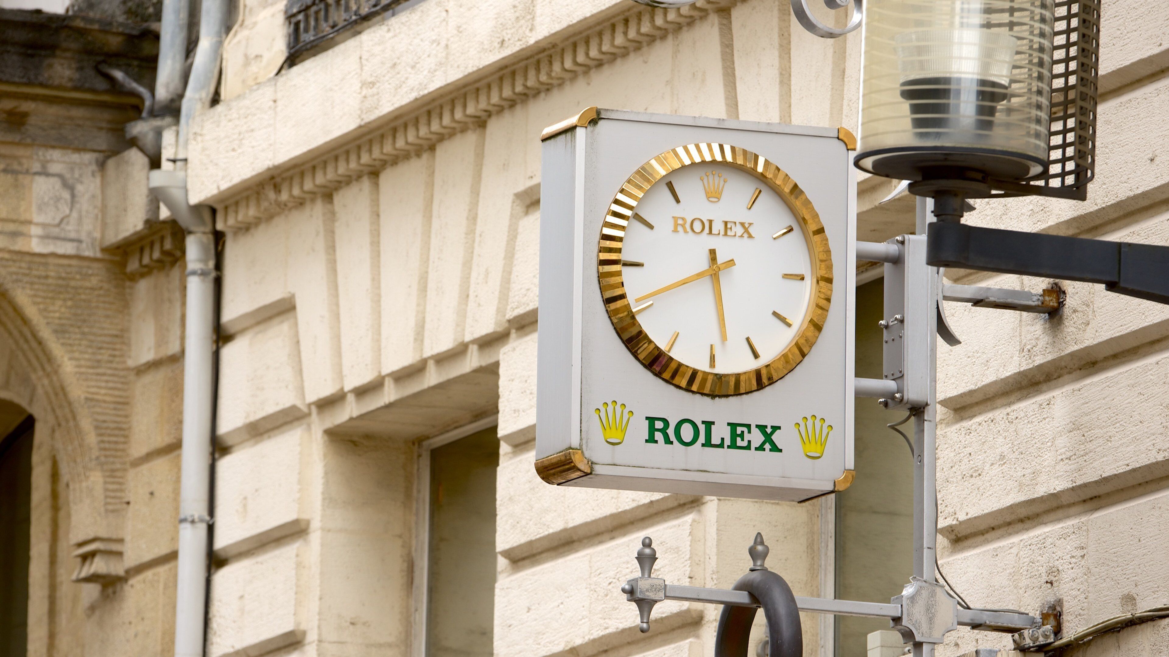 Burdeos que incluye señalización y una ciudad