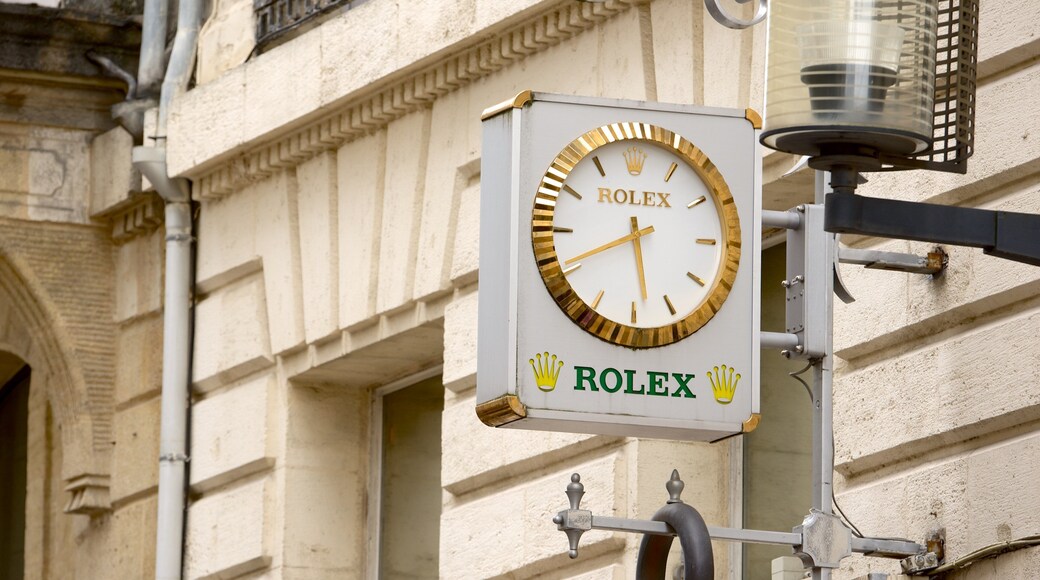 Burdeos que incluye señalización y una ciudad