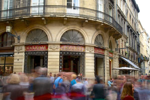 Bordeaux welches beinhaltet Straßenszenen und historische Architektur