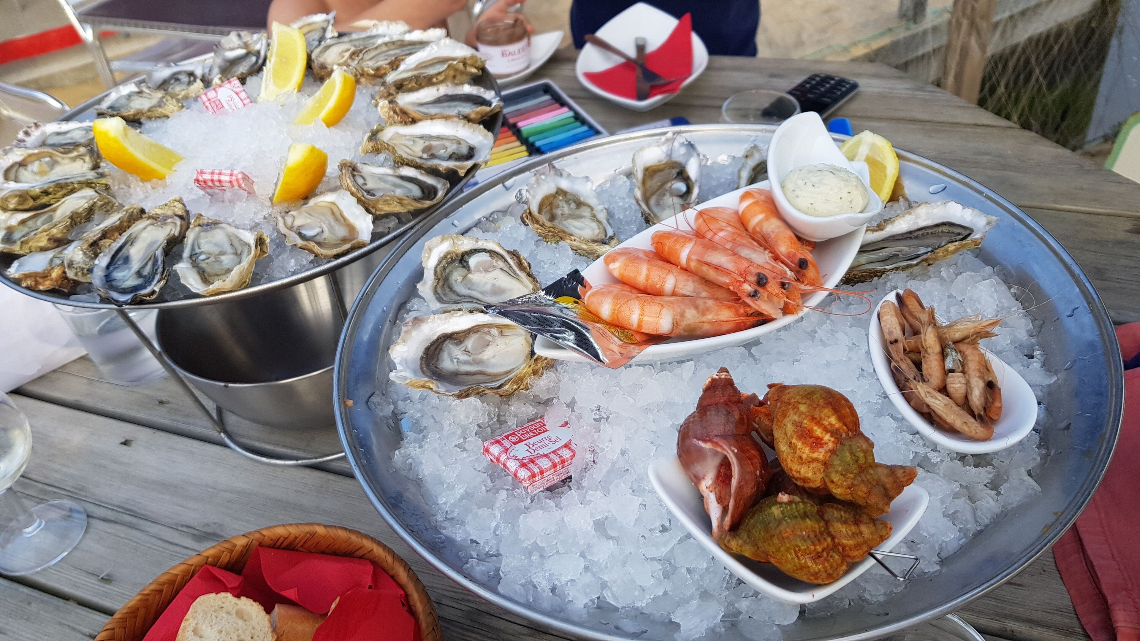 #petitplateaudefruitdemerfrais chez Corinne toujours un régal les pieds dans le sable avec jolie vue sur les cabanes, le port et le bassin #douceurdumoisdavril