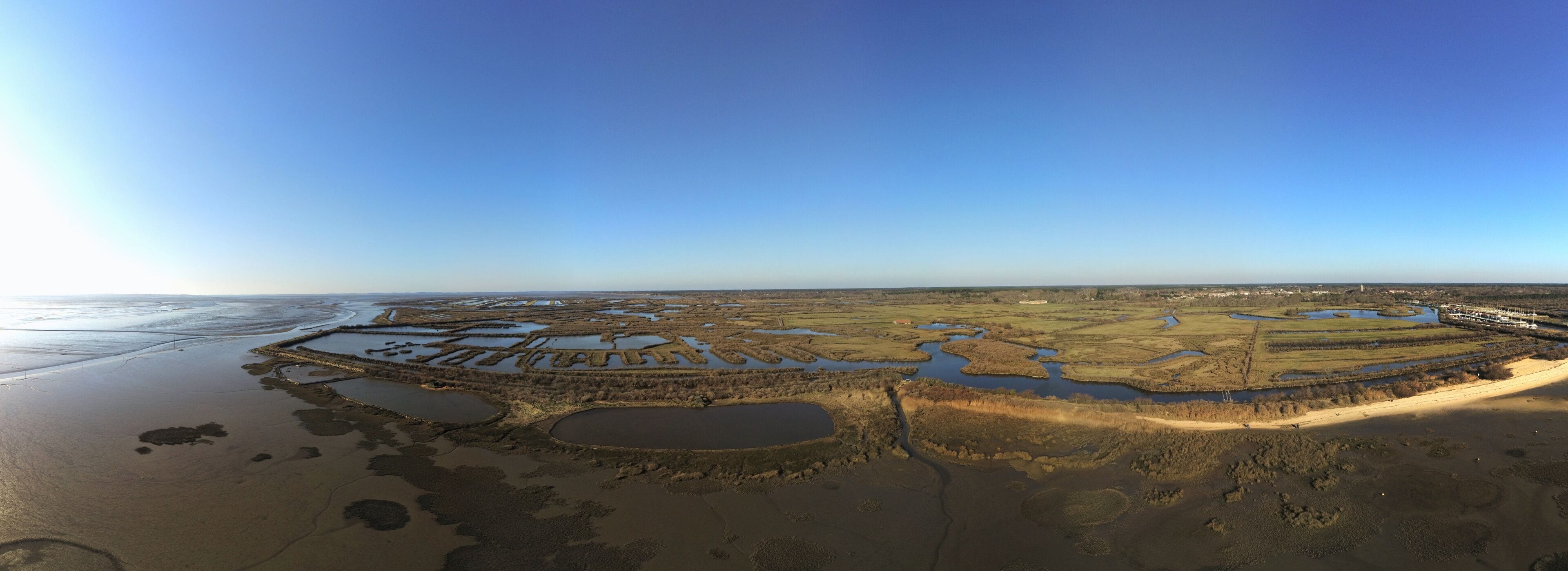 Panorama vue du ciel sur la cote sauvage d'Audenge et ses prés salés