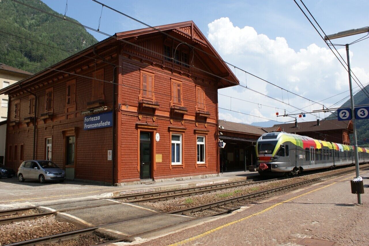 Bahnhof Franzensfeste an der Brennerbahn. SAD ETR 155-003 am Bahnsteig 1 verkehrt auf der hier abzweigenden Pustertalbahn nach Innichen.