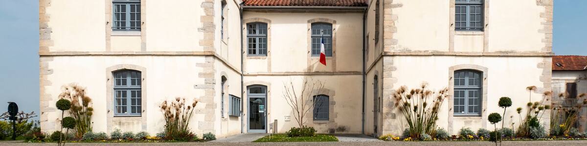 Câmara de Mouguerre no País Basco com a bandeira francesa erguida ao fundo