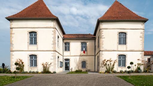 Câmara de Mouguerre no País Basco com a bandeira francesa erguida ao fundo