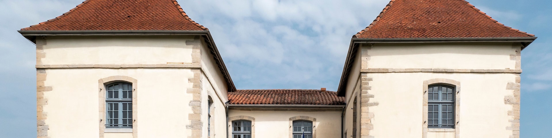 Câmara de Mouguerre no País Basco com a bandeira francesa erguida ao fundo