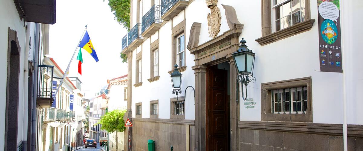 Museum of Natural History 呈现出 小鎮或村莊 和 街道景色