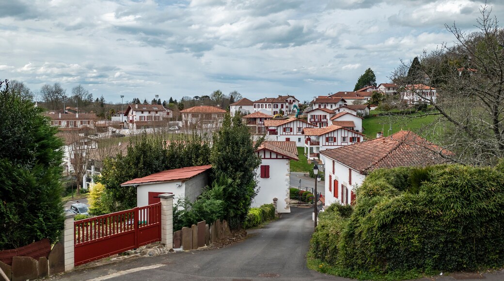vista parcial sobre a cidade de Villefranque no País Basco em França
