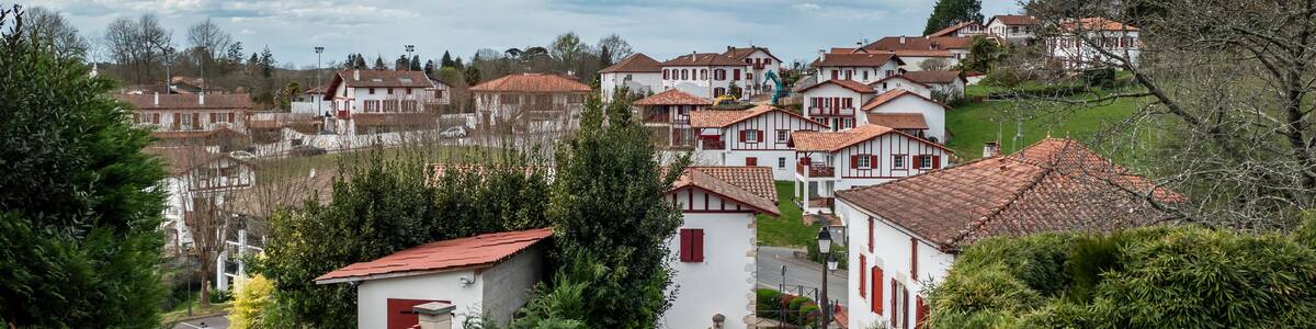 vista parcial sobre a cidade de Villefranque no País Basco em França