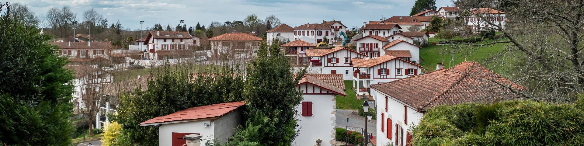 vista parcial sobre a cidade de Villefranque no País Basco em França