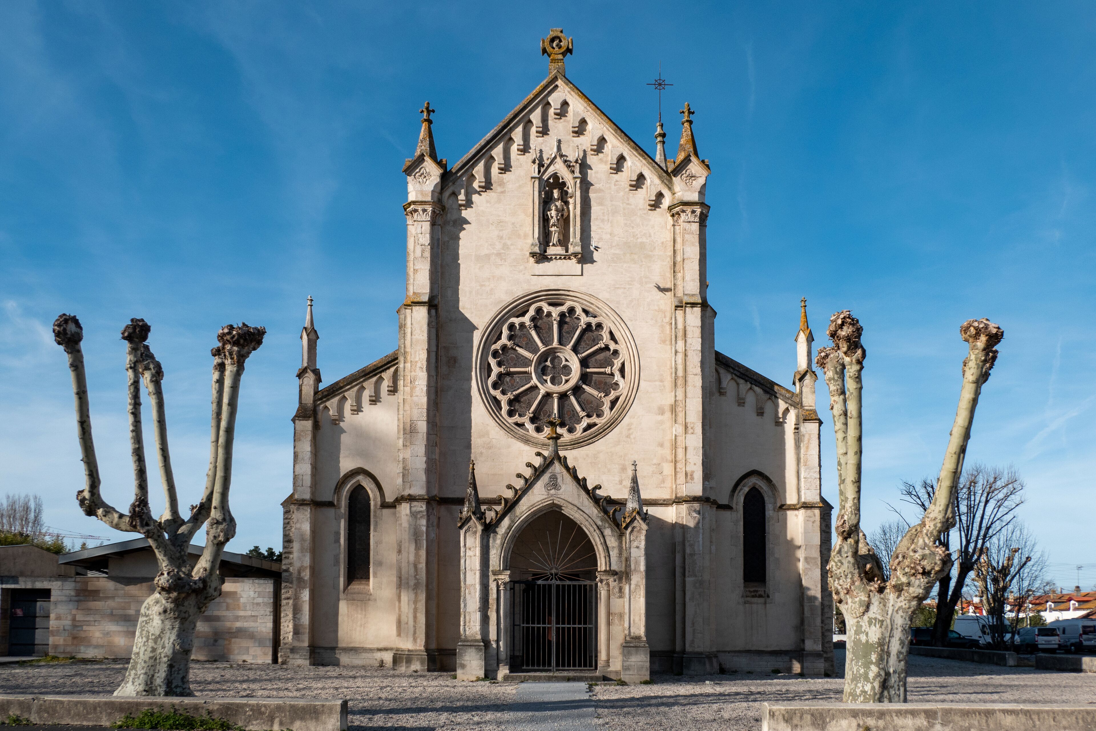 Explorando a arquitetura sacra: A Igreja de Notre-Dame des Forges em Tarnos no País Basco Francês