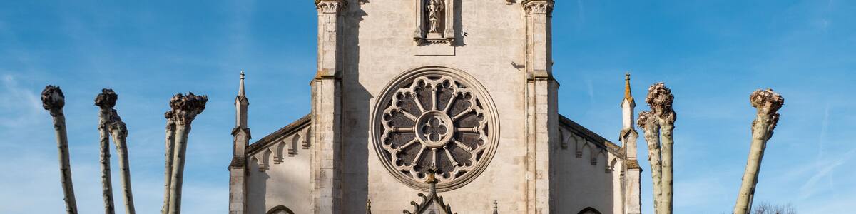 Explorando a arquitetura sacra: A Igreja de Notre-Dame des Forges em Tarnos no País Basco Francês