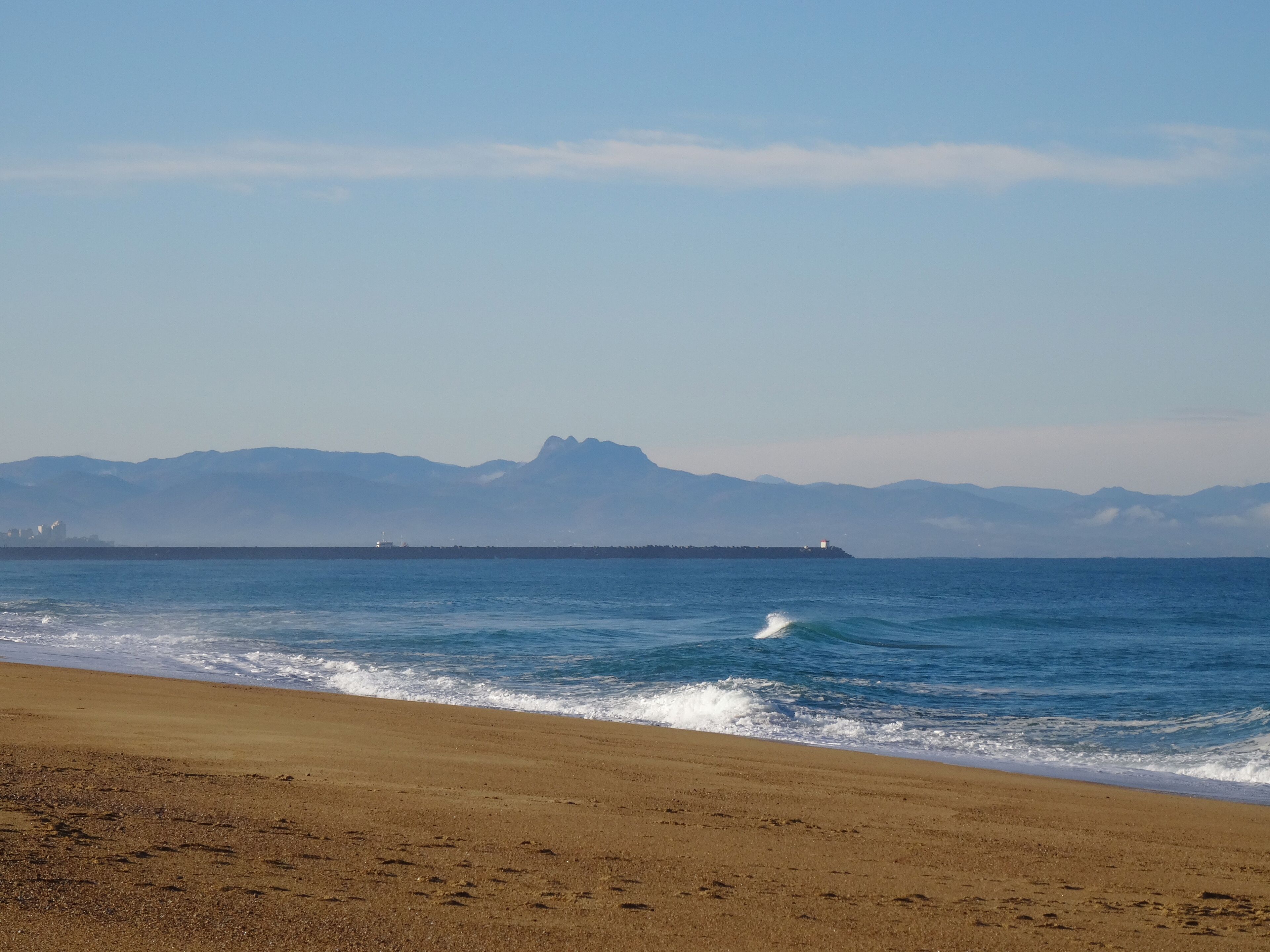 Praia do Metro em Tarnos com uma montanha ao fundo 