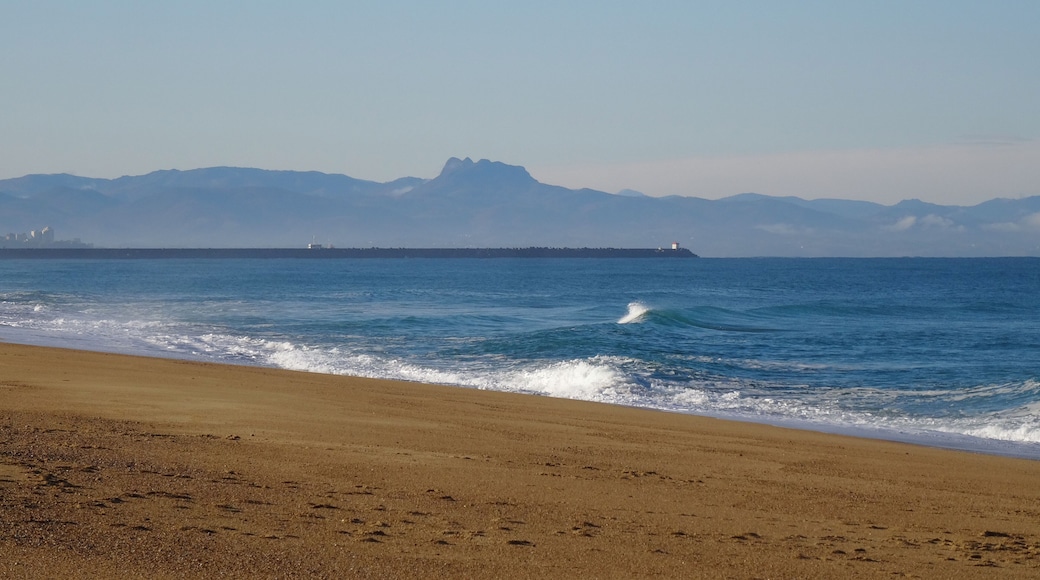 Praia do Metro em Tarnos com uma montanha ao fundo
