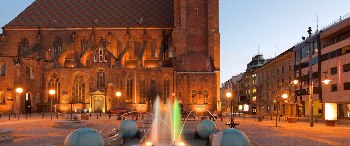 Iglesia de Santa María Magdalena que incluye una fuente y escenas nocturnas