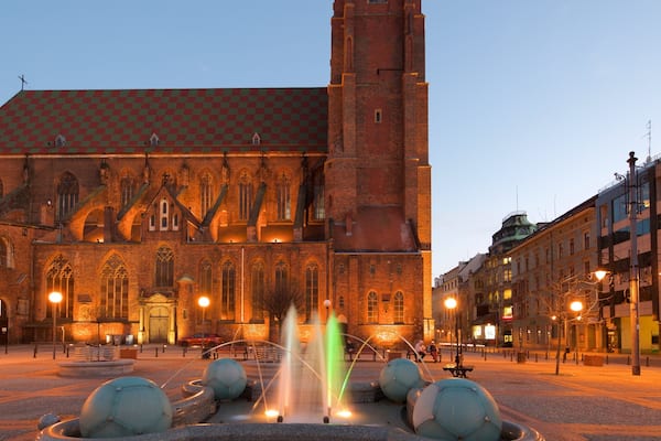 Pfarrkirche St. Maria Magdalena welches beinhaltet Springbrunnen und bei Nacht