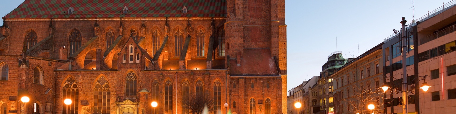 Igreja de Santa Maria Madalena caracterizando uma fonte e cenas noturnas