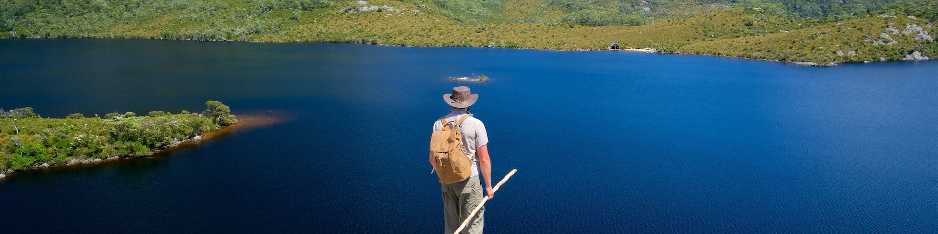 Monte Cradle mostrando um lago ou charco e cenas tranquilas assim como um homem sozinho