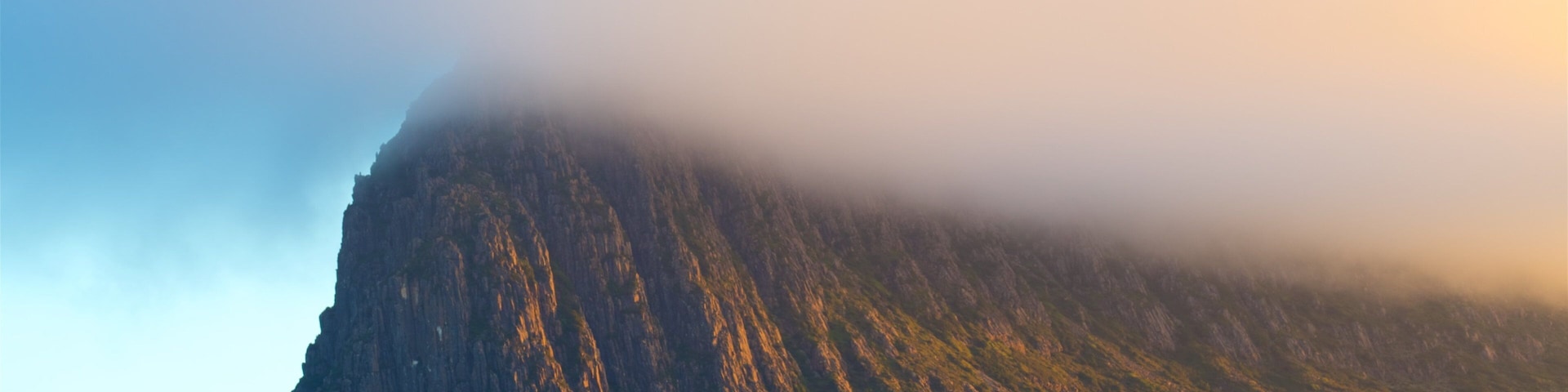 Midlands mostrando montañas, una puesta de sol y neblina o niebla