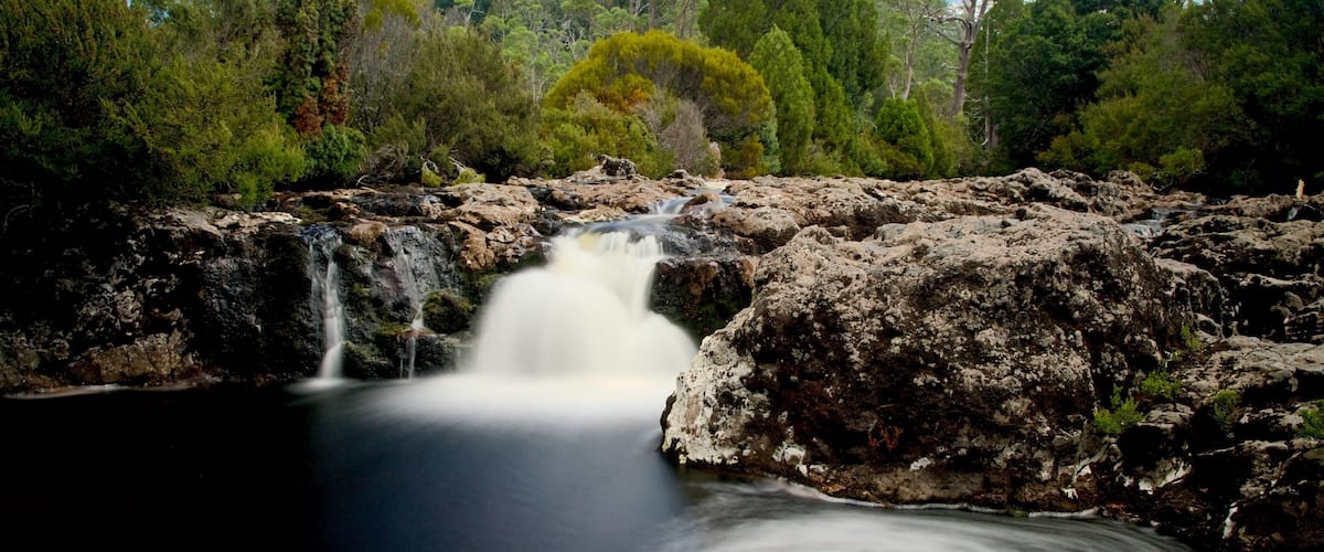 Cradle Mountain เนื้อเรื่องที่ แม่น้ำหรือลำธาร และ ทิวทัศน์ที่เงียบสงบ