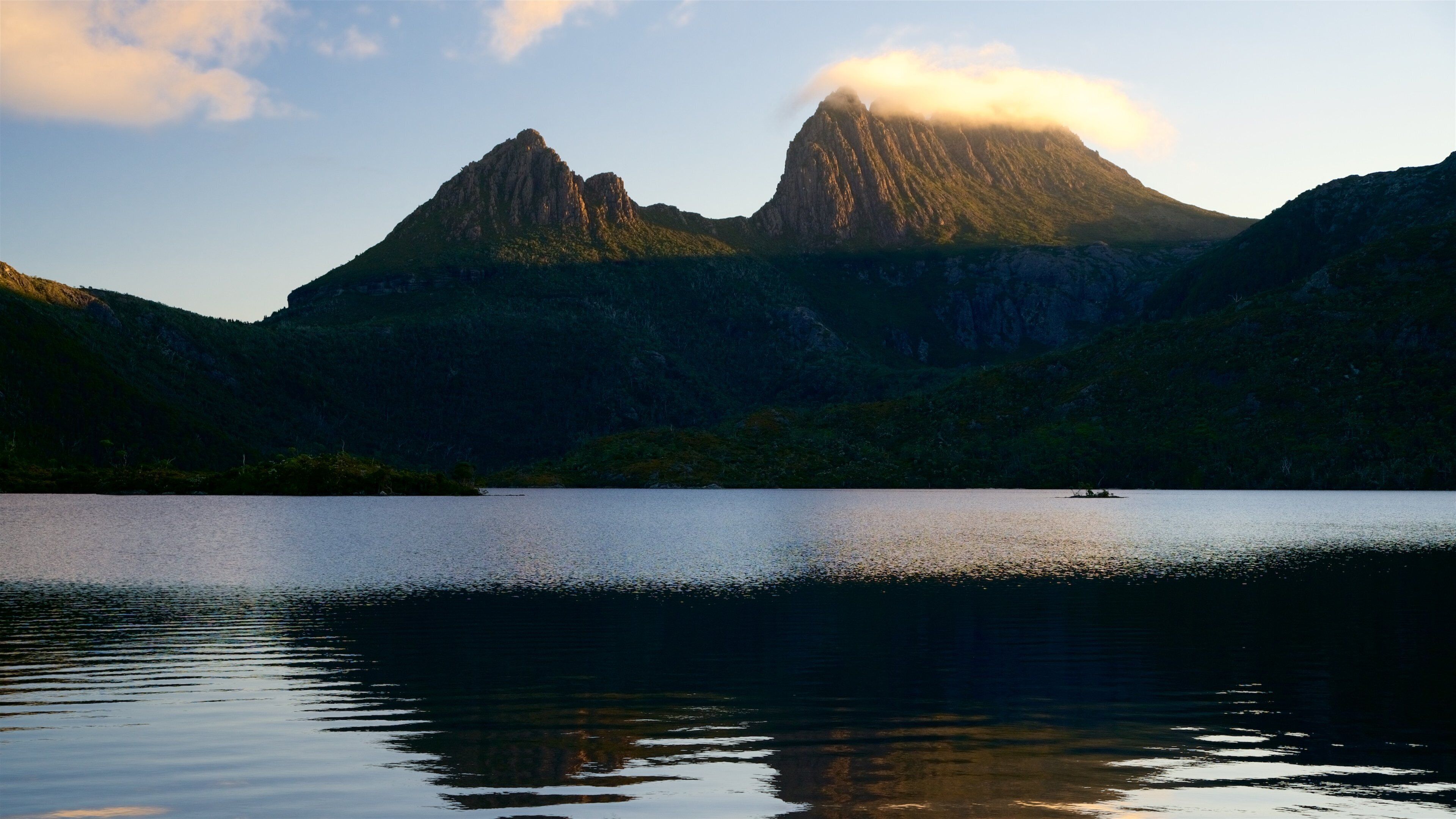 Cradle Mountain montrant coucher de soleil, montagnes et lac ou étang