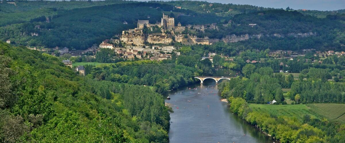 Castle and village of Beynac, the Dordogne river, seen from castle of Castelnaud, Dordogne, France.