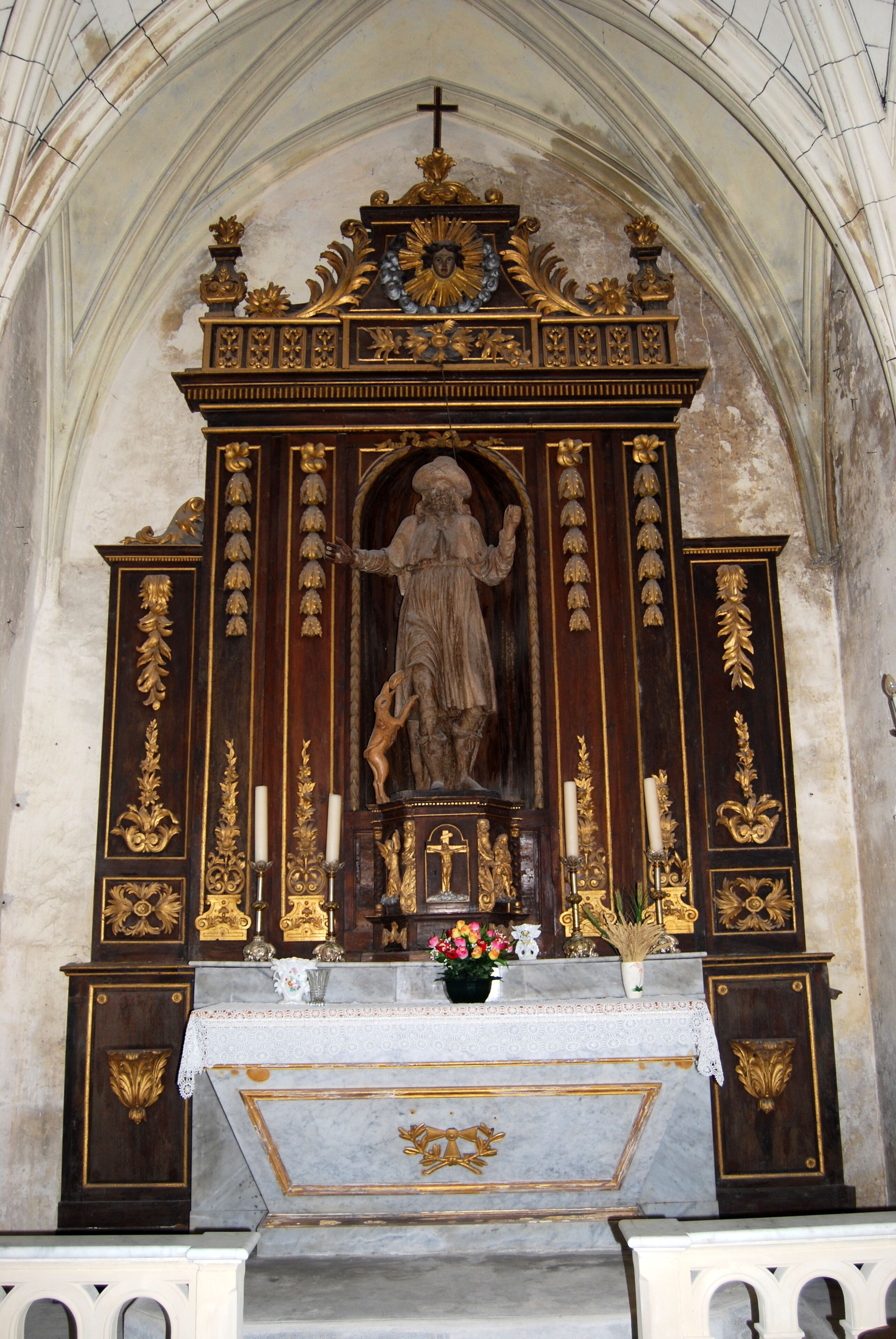 This building is indexed in the Base Mérimée, a database of architectural heritage maintained by the French Ministry of Culture, under the reference PA00083804 .