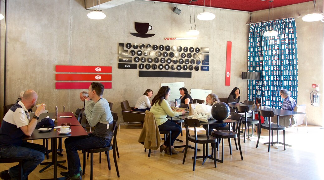 ノッティンガム コンテンポラリー フィーチャー 屋内の眺め と カフェのあるライフスタイル 及び 少数の人々