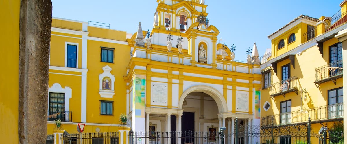 Basílica de la Macarena ofreciendo arquitectura patrimonial y una iglesia o catedral