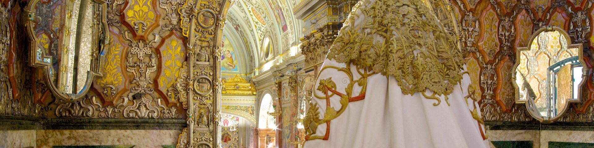 Basilica of the Macarena showing religious aspects, interior views and a church or cathedral