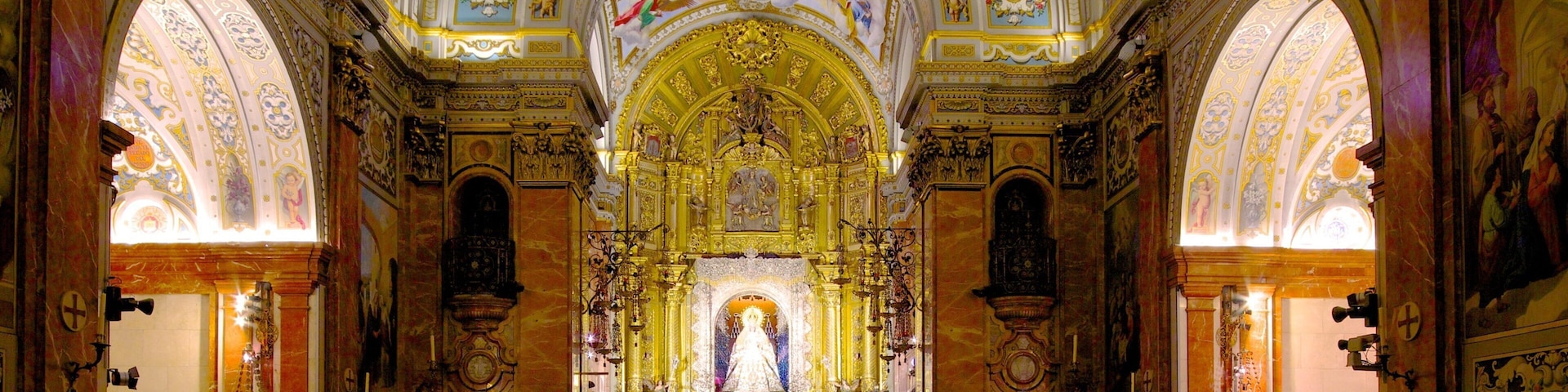 Basílica de la Macarena mostrando vistas internas, arte e aspectos religiosos