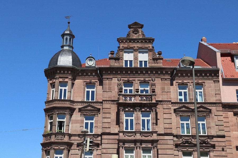 En historisk bygning med udsøgte arkitektoniske detaljer, herunder en kuppel, et ur og dekorative vinduer.