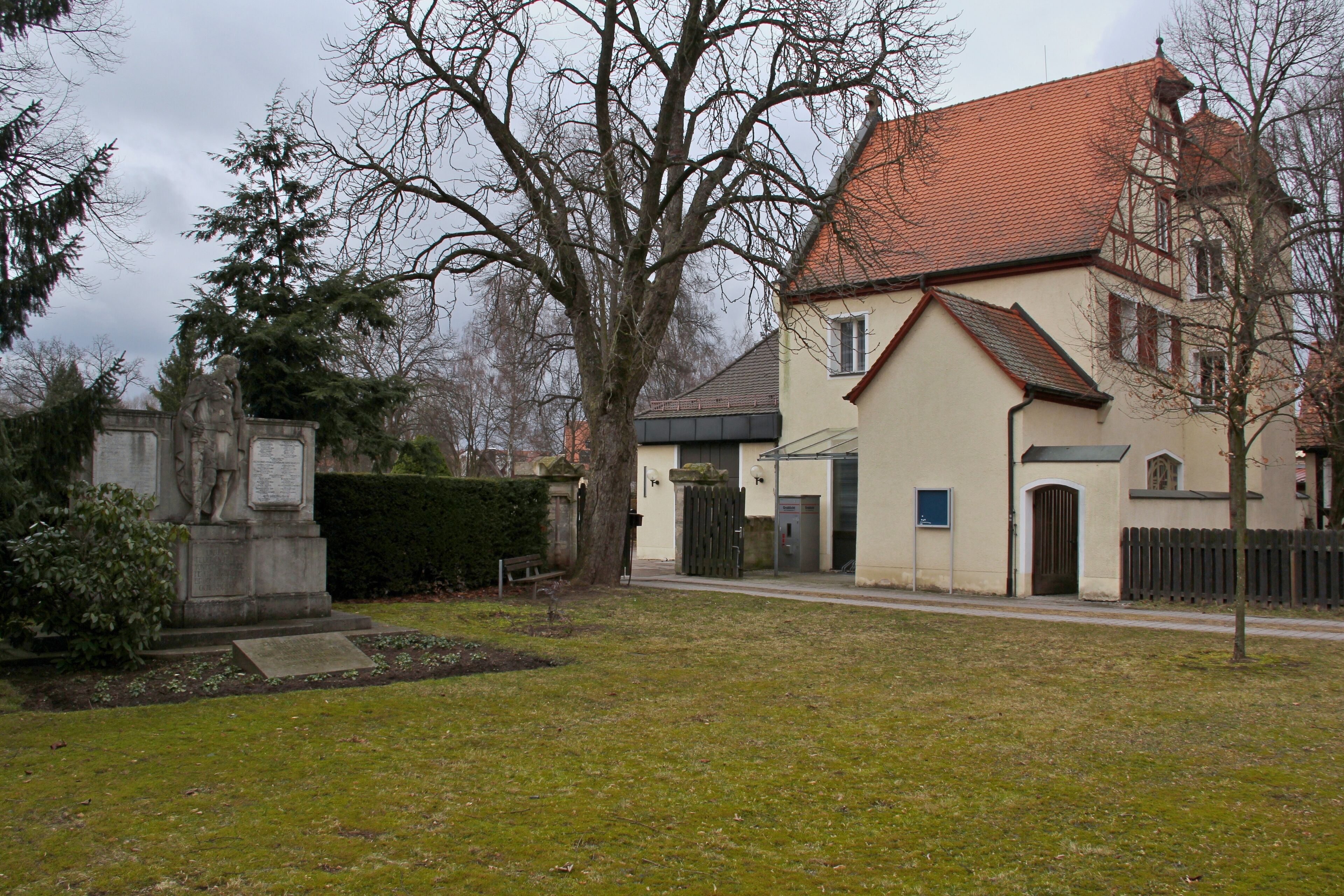 Feucht, Kriegerdenkmal & Friedhofsgbäude