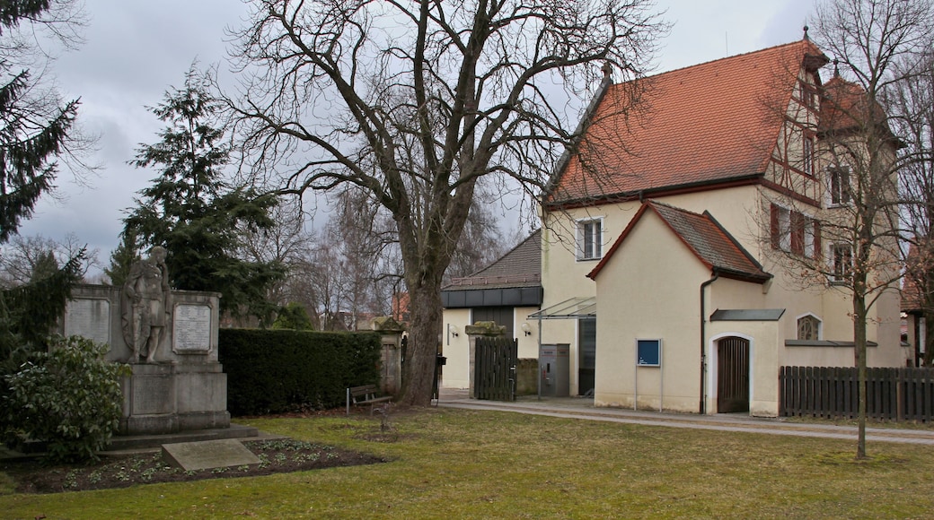 Feucht, Kriegerdenkmal & Friedhofsgbäude