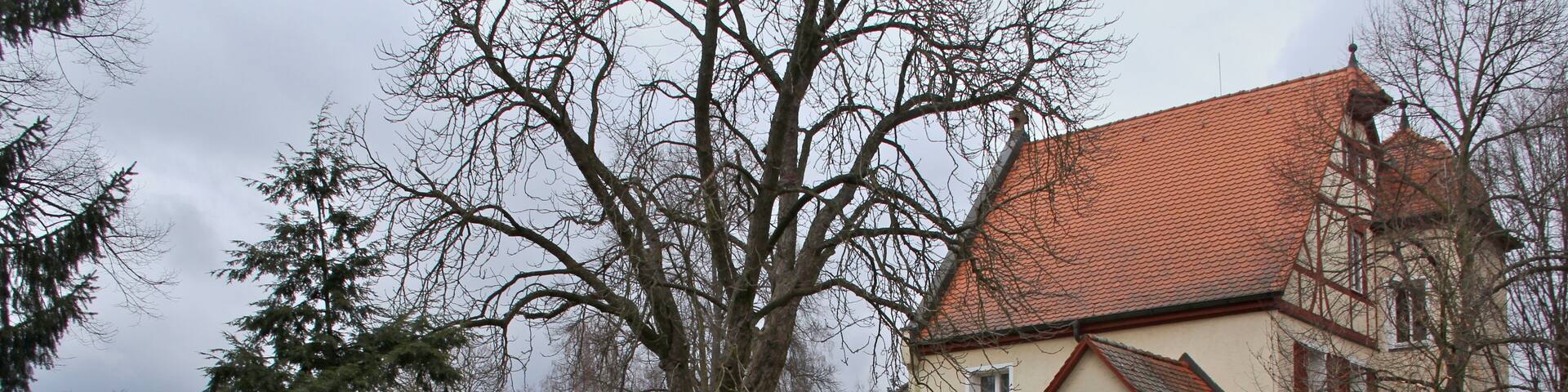 Feucht, Kriegerdenkmal & Friedhofsgbäude
